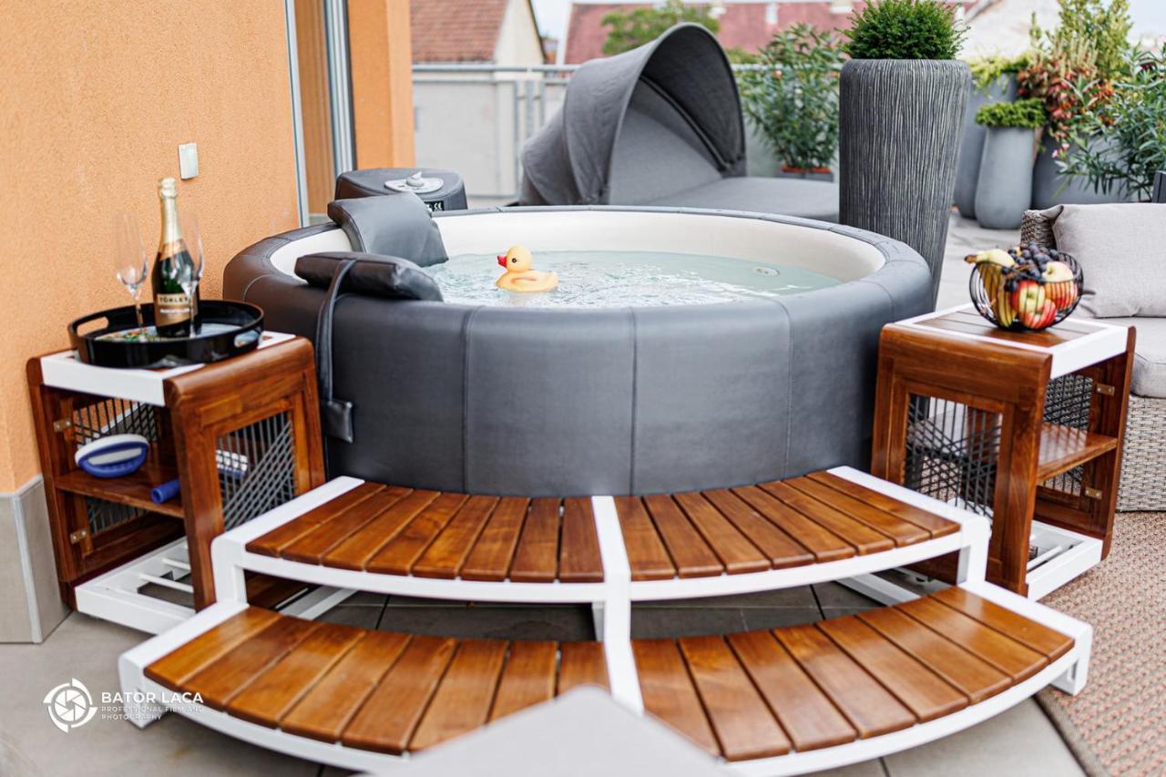 Апартаменти Buekk Penthouse, Panorama Jacuzzival Мішкольц Екстер'єр фото