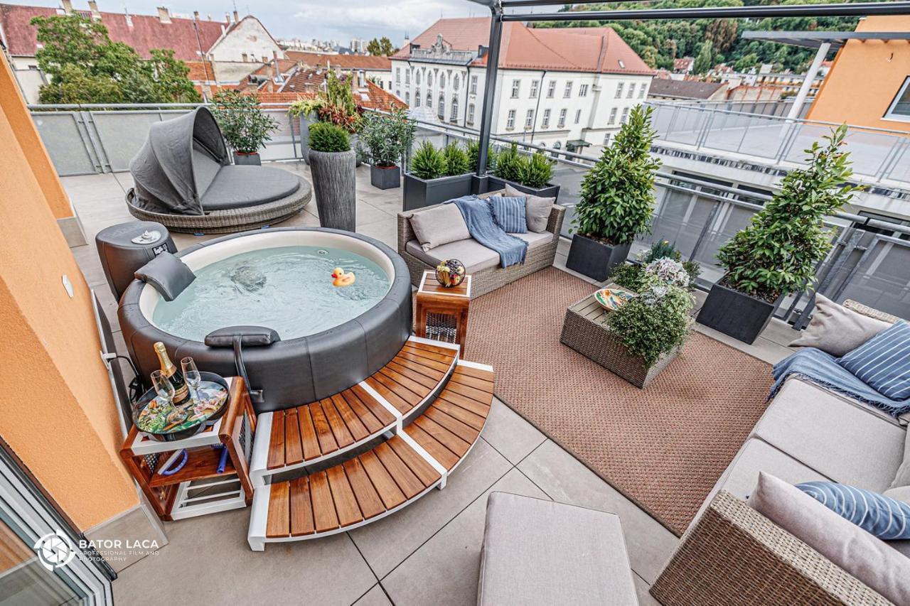 Апартаменти Buekk Penthouse, Panorama Jacuzzival Мішкольц Екстер'єр фото